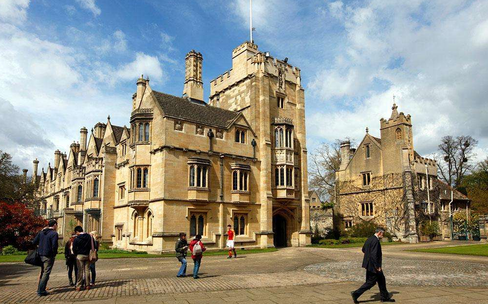 排名靠前的英国的大学名校有哪些？